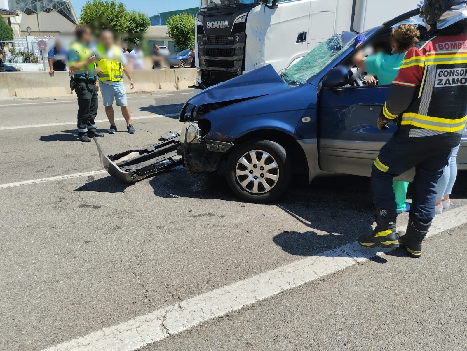 Dos personas heridas graves al colisionar su vehículo contra un camión