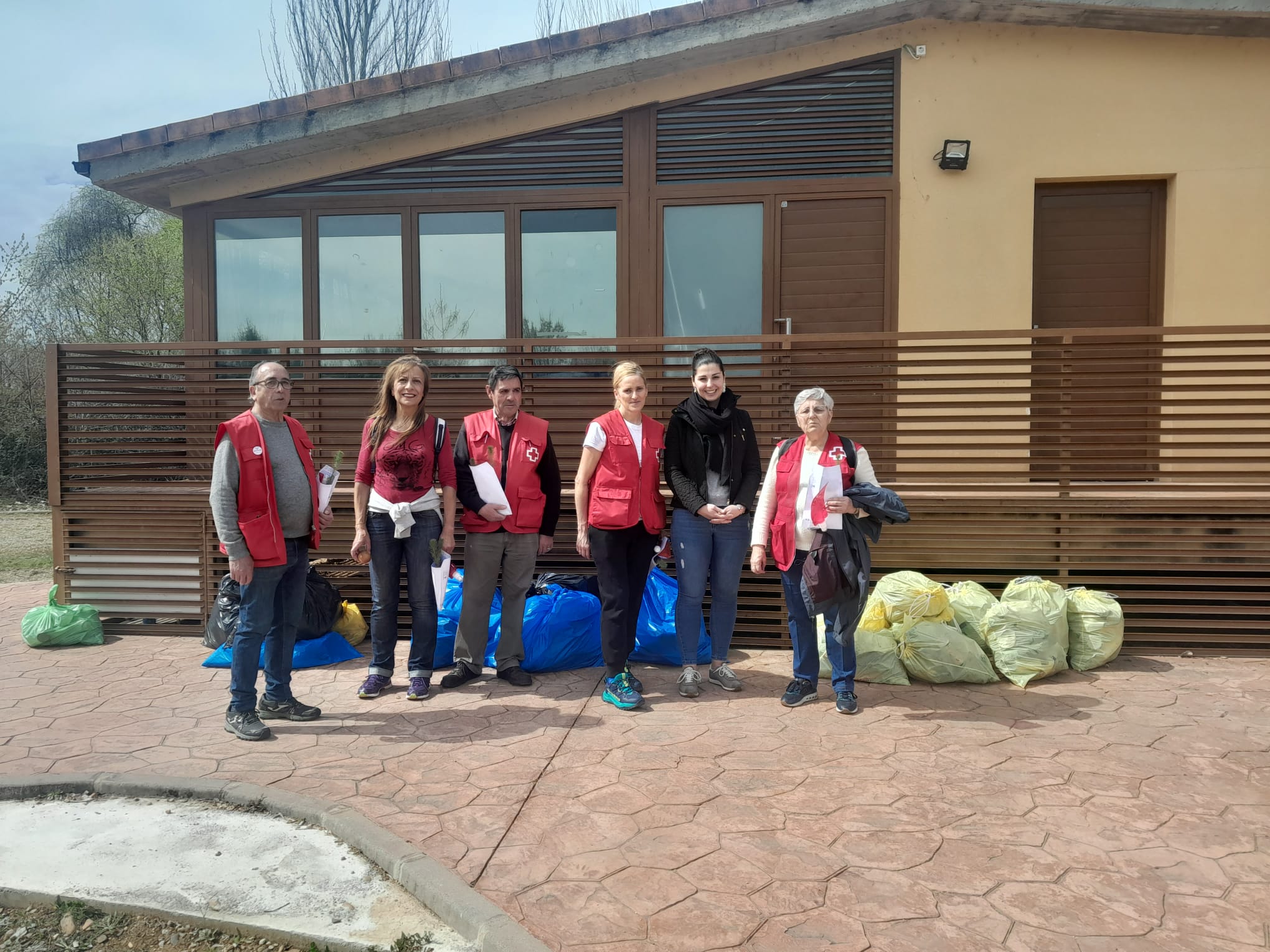 Voluntarios De Cruz Roja De Benavente Limpian El Prado De Las Pavas Con