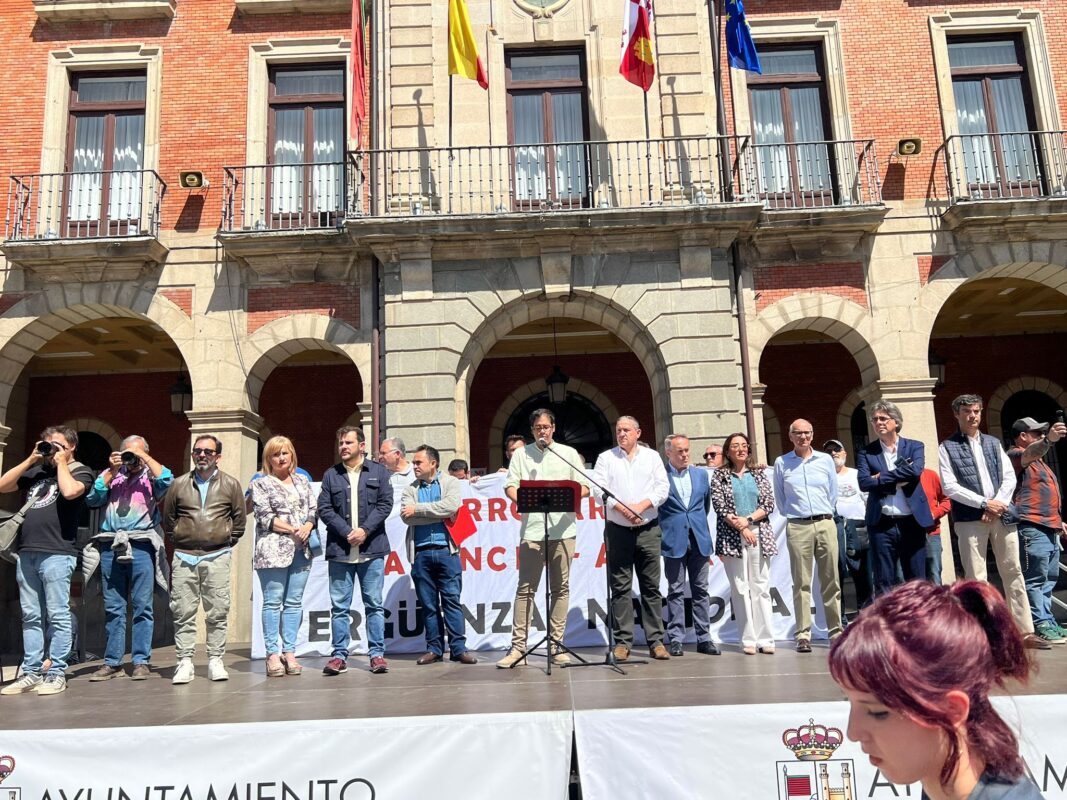 La imagen tiene un atributo ALT vacío; su nombre de archivo es Benavente-se-suma-a-la-concentracion-en-Zamora-para-la-reapertura-del-tren-Ruta-de-la-Plata-3-1067x800.jpg