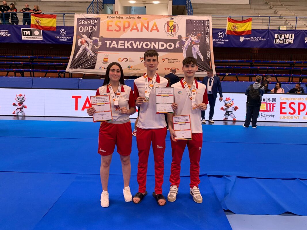 Marcos López junto a dos compañeros de la selección regional