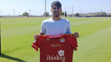 Diego Jiménez con la camiseta del C.D Ibiza