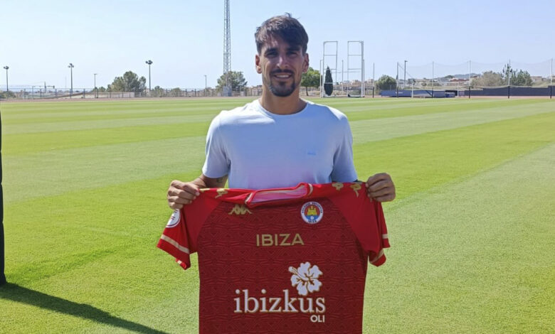 Diego Jiménez con la camiseta del C.D Ibiza