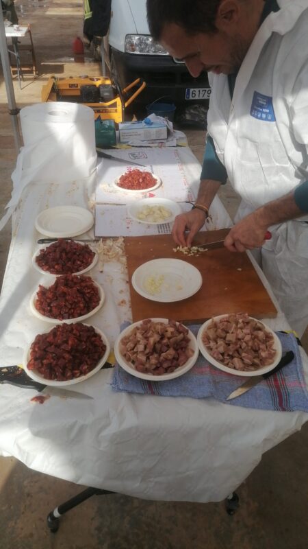 Preparando la comida a voluntarios