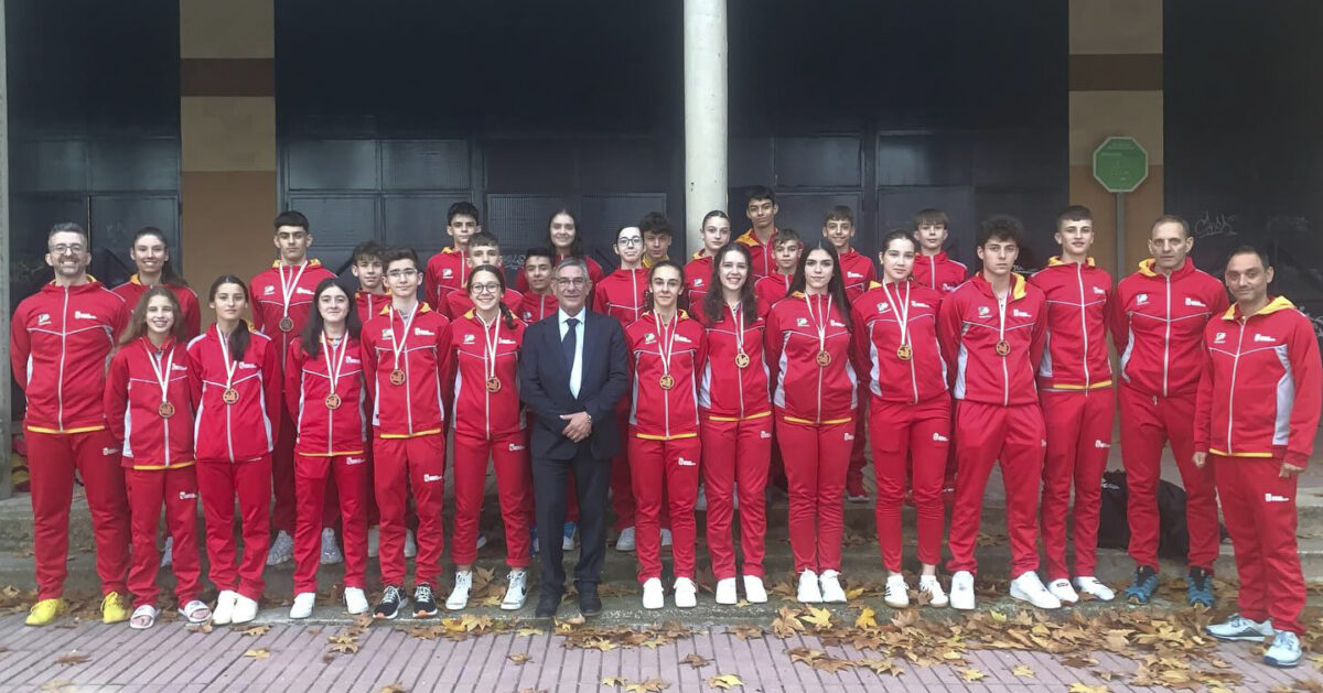 Marcos López junto a sus compañeros de selección y el presidente Luis Carlos Ovejero
