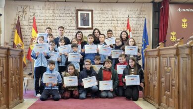 Niños y niñas participantes del concurso de postales navideñas.